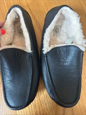 Like new UGG Black Slippers with Cozy Lining